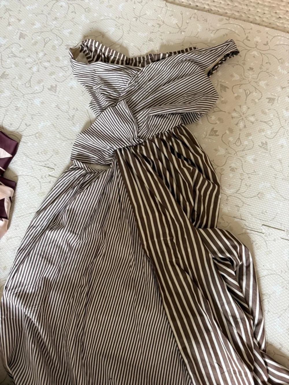 Off-Shoulder Brown and White Striped Midi Dress - Picture 4 of 4
